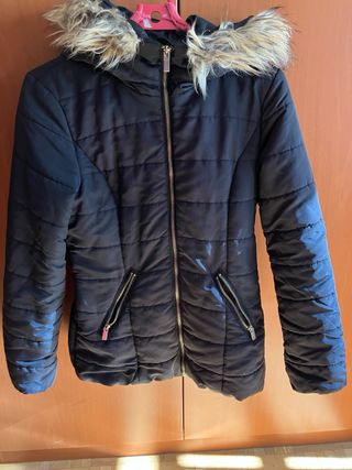 Cazadora H&M negra con capucha y pelo