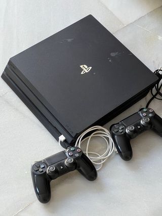 PS4 Pro + 2 Mandos DualShock 4