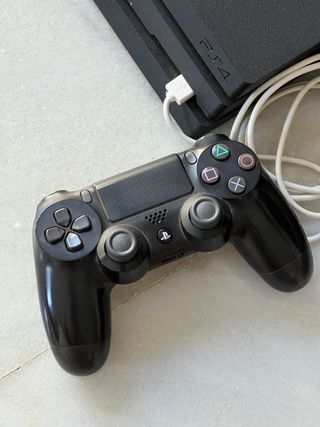 PS4 Pro + 2 Mandos DualShock 4