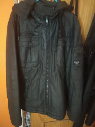 Chaqueta Jack&Jones Negra Hombre con capucha.