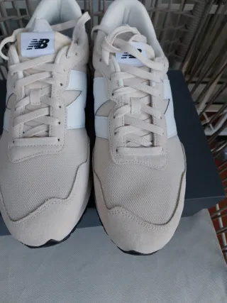 Zapatillas New Balance Beige y Blanco