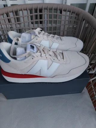 Zapatillas New Balance Beige y Blanco