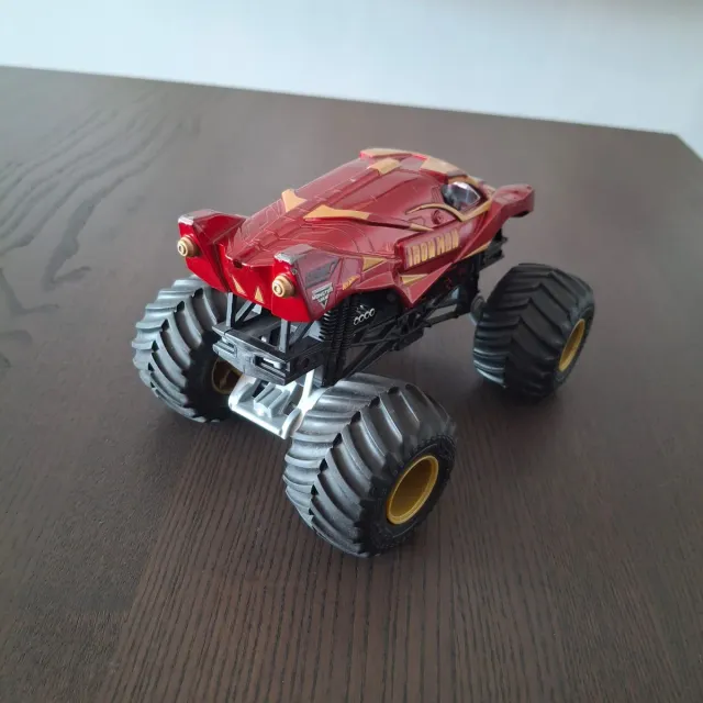 Hot Wheels Monster Truck Rojo y Dorado