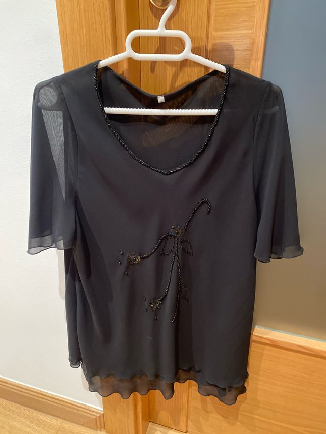 Blusa negra con pedrería talla L