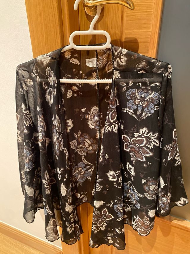 Blusa negra con pedrería talla L