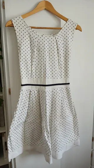 Vestido de lunares blanco y negro