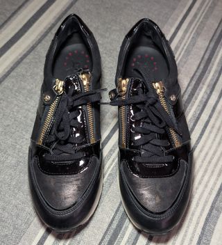 Zapatillas negras detalles dorados y cremallera