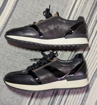 Zapatillas negras detalles dorados y cremallera