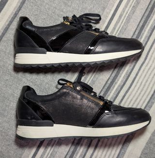 Zapatillas negras detalles dorados y cremallera