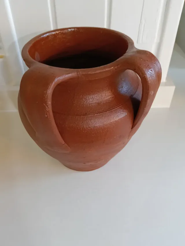 Vasija antigua de barro con dos asas