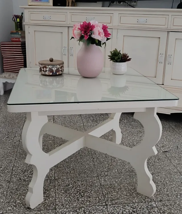 Mesa de centro de cristal y madera maciza.