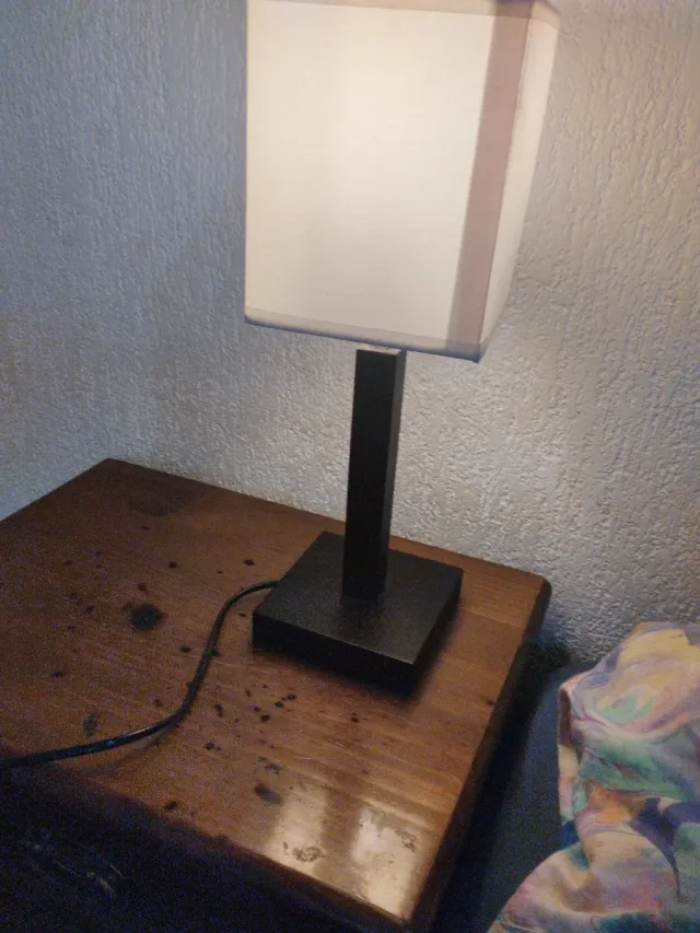 Lámpara de mesa moderna.    No ago. Evios 
