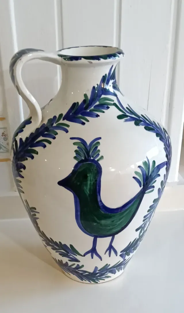 Vaso bianco con uccelli e foglie