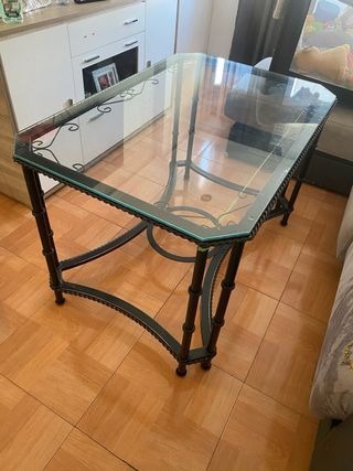 Mesa de forja con tapa de cristal