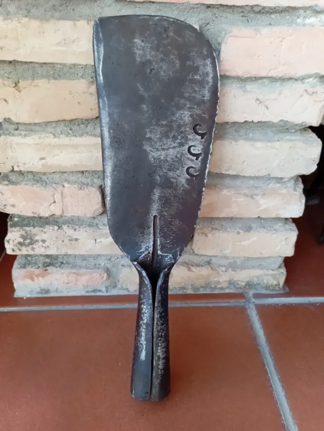 Tajamata antigua de metal