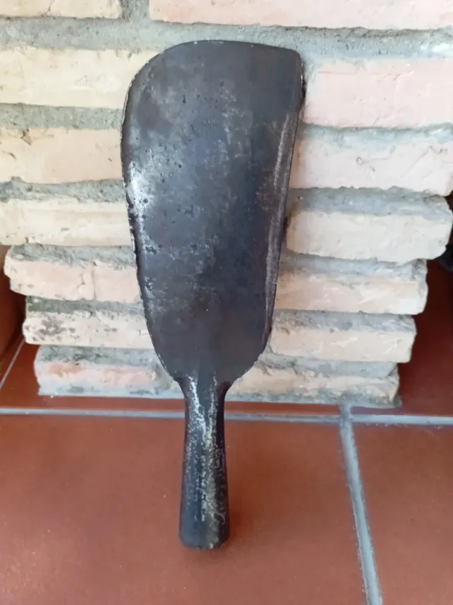 Tajamata antigua de metal