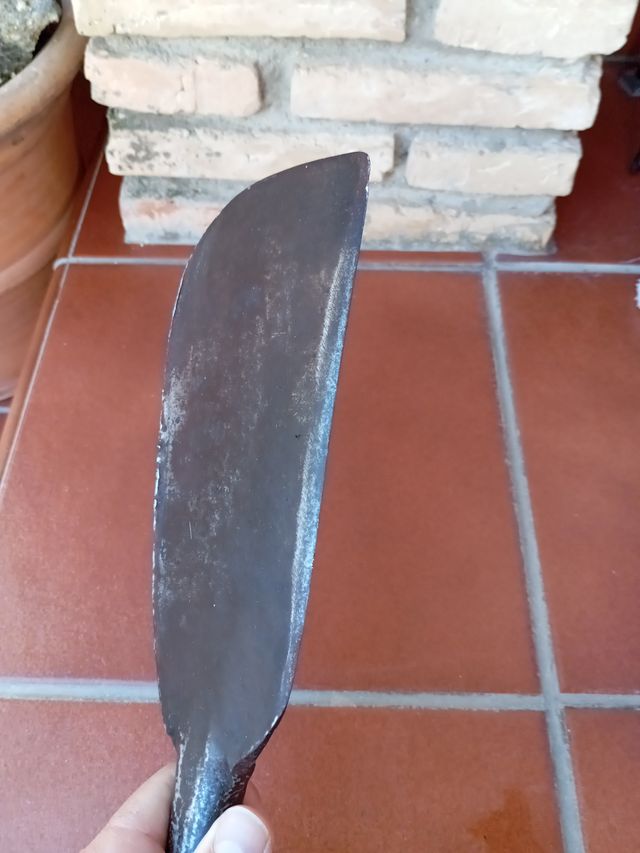 Tajamata antigua de metal