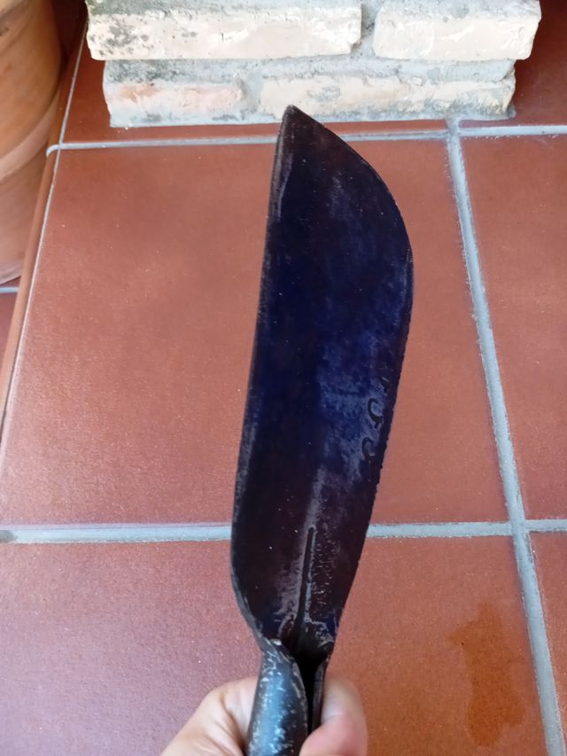 Tajamata antigua de metal