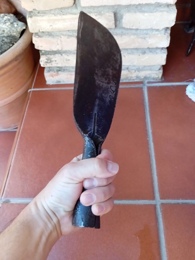 Tajamata antigua de metal