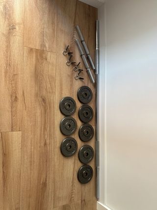 Banco de abdominales con pesas 