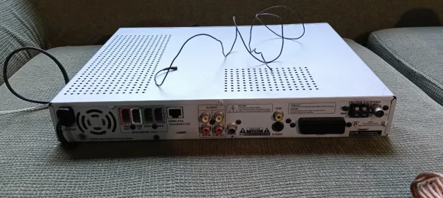 Equipo de música Philips con 3 altavoces