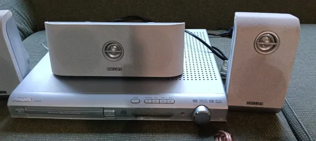 Equipo de música Philips con 3 altavoces