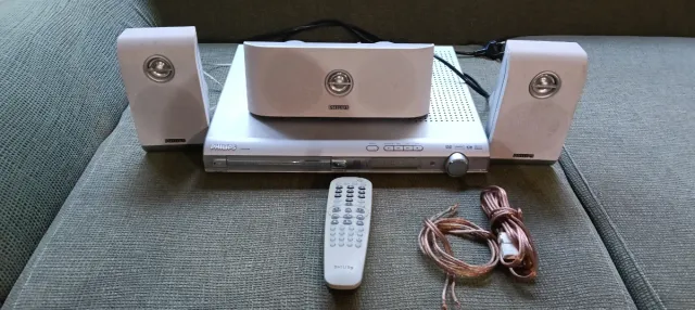 Equipo de música Philips con 3 altavoces
