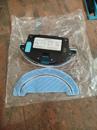 Depósito Cecotec con 2 mopas