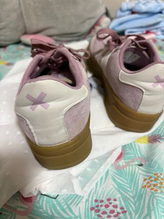 Zapatillas deportivas moradas y rosas