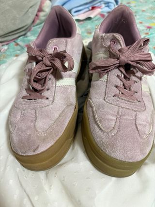 Zapatillas deportivas moradas y rosas