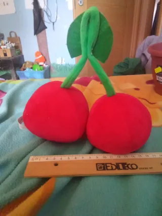 Peluche Ciliegia PVZ - Morbido e Divertente
