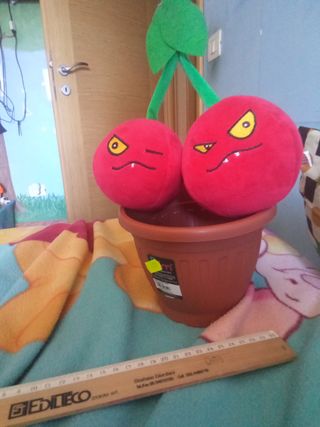 Peluche Ciliegia PVZ - Morbido e Divertente