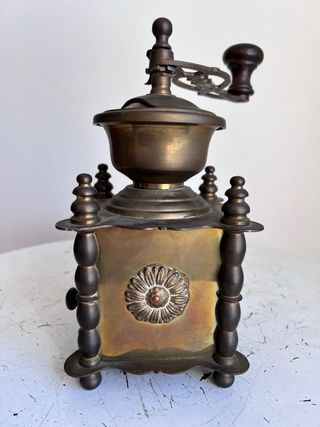 Molinillo de café de bronce antiguo