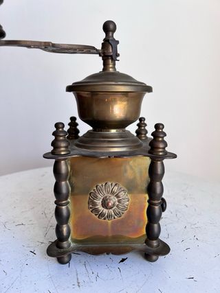 Molinillo de café de bronce antiguo
