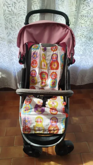 Silla de paseo rosa con estampado