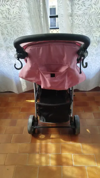 Silla de paseo rosa con estampado