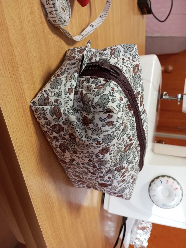 Neceser cuadrado hecho a mano.