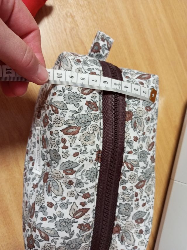 Neceser cuadrado hecho a mano.