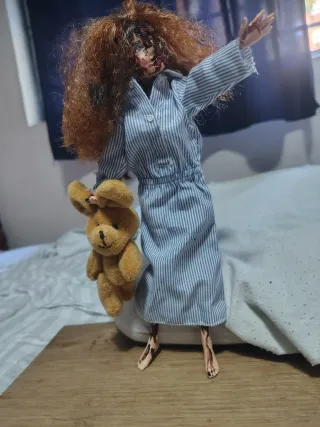 Figura niña zombie 26 cm para figuras 1/6.