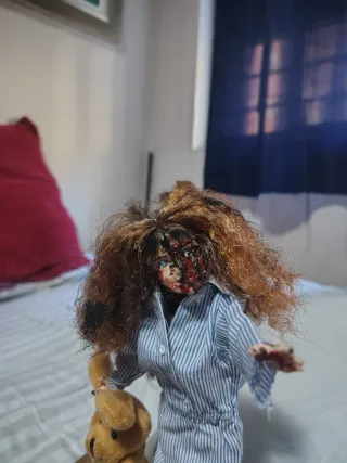 Figura niña zombie 26 cm para figuras 1/6.
