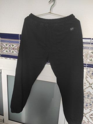 Pantalón chándal negro con logo