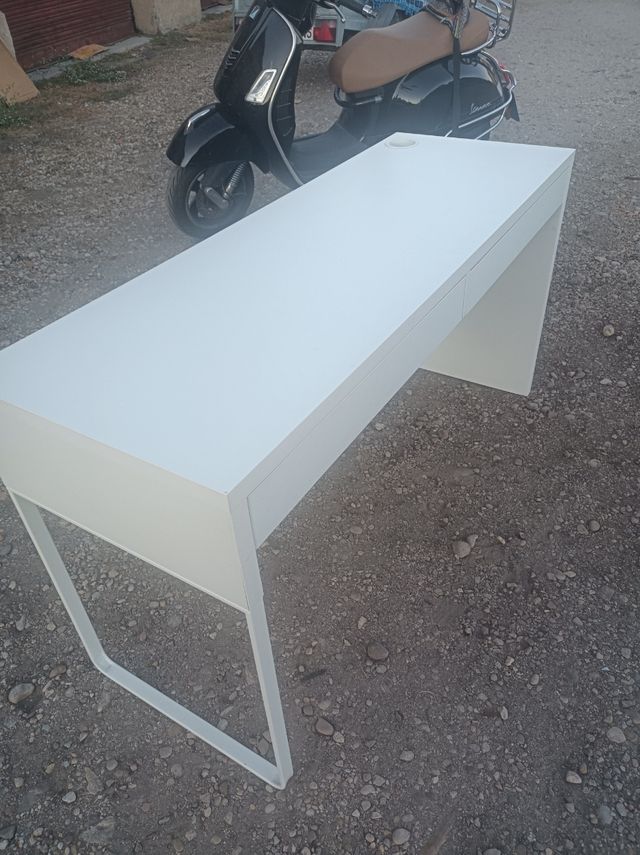 Mesa de estudio blanca