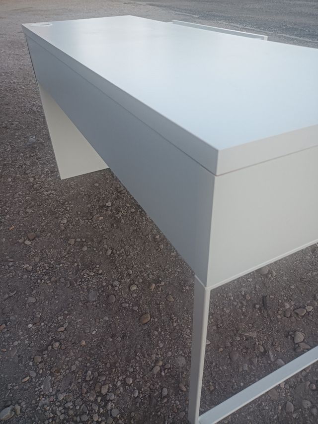 Mesa de estudio blanca