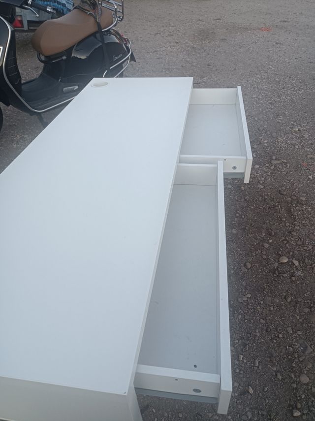 Mesa de estudio blanca