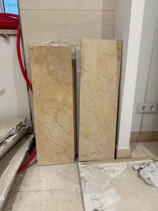 Piezas de mármol blanco