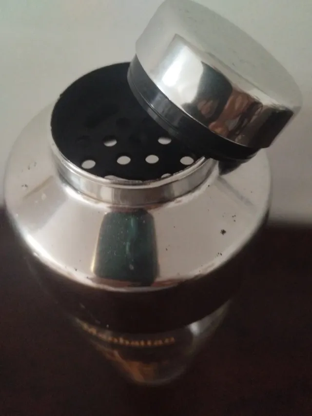 Coctelera con recetas de cócteles