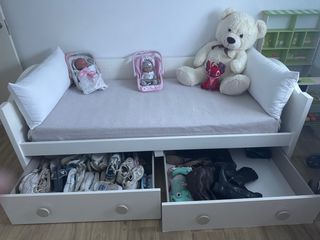 Cama infantil blanca con cajones
