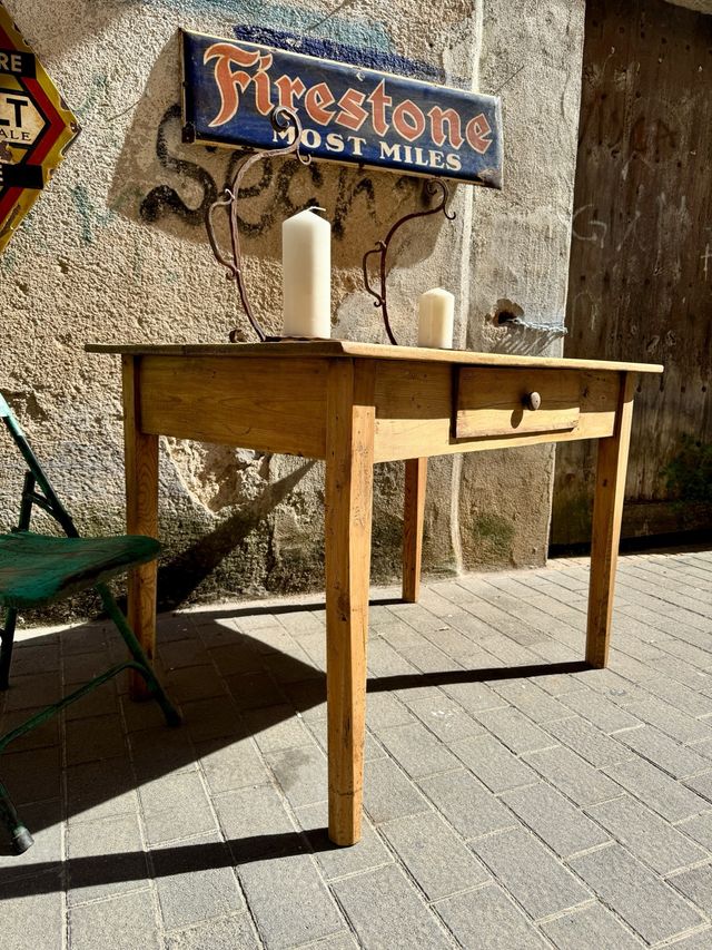 Mesa antigua de masía. maciza Vintage 