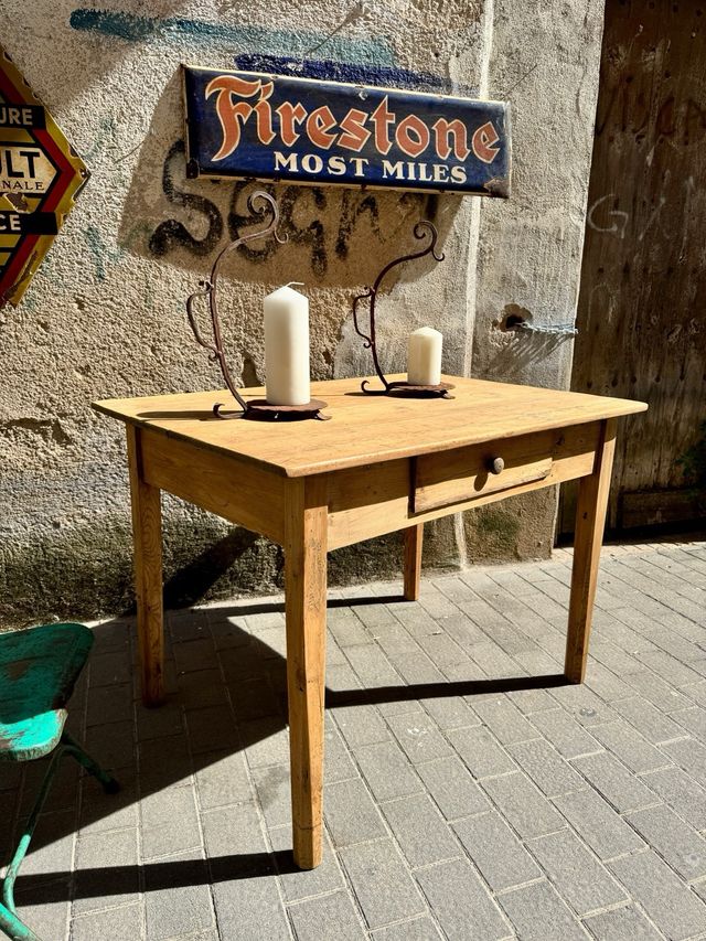 Mesa antigua de masía. maciza Vintage 