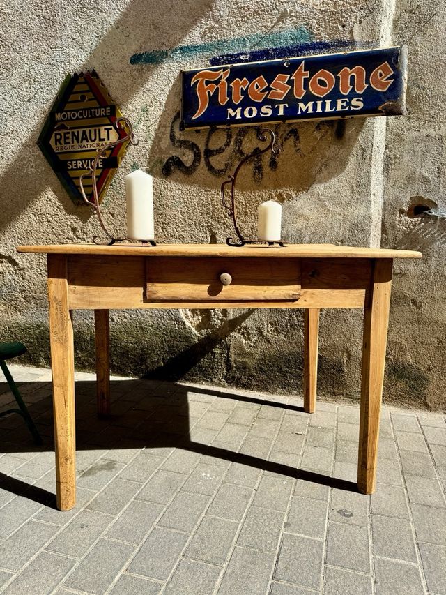 Mesa antigua de masía. maciza Vintage 